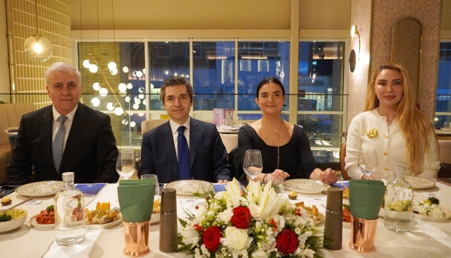 Londra’nın Wimbledon bölgesindeki Efes Premium Restoran'da gerçekleşen etkinliğe, İşıl Reçber ve eşi, Türkiye'nin eski milli kalecisi Rüştü Reçber ev sahipliği yaptı.