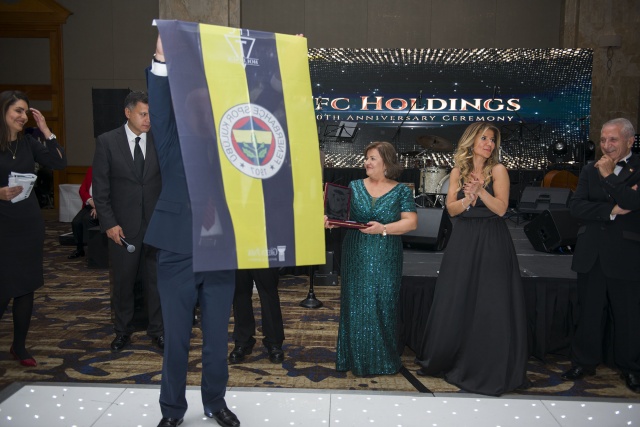 Geceye Türkiye’den katılan The Green Park Hotel yönetim kurulu başkanı Adil Üstündağ,  Y. K. başkanı Hüseyin Uçar’a “Biz dünya insanıyız” diyerek Fenerbahçe bayrağı hediye etti.