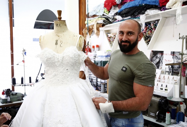 Ödüllü Türk Tasarımcı Mustafa Aslantürk İngiliz Seçkinleri Giydiriyor

Moda dünyasına “Aslantürk”  imzasıyla giren, 2010 yılında İngiltere’nin “En İyi Çıkış Yapan Yeni Tasarımcısı” seçilen Kıbrıs asıllı Mustafa Aslantürk, “Şadiye” markasıyla özel günlerin aranılan modacısı oldu.

MİHRİŞAH SAFA yazdı

FOTOĞRAFLAR İZİNSİZ KULLANILAMAZ