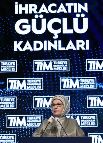 Emine Erdoğan, Türkiye İhracatçılar Meclisi (TİM) tarafından Beşiktaş'taki bir otelde düzenlenen "İhracatın Güçlü Kadınları Ödül Töreni"nde yaptığı konuşmada, kadınların, büyüyen ülke ekonomisine güçlü katkısına şahit olmanın büyük bir gurur kaynağı olduğunu söyledi.
