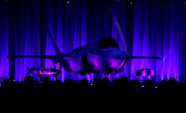 Savunma Sanayii Müsteşar Yardımcısı Serdar Demirel, F-35 uçağına ilişkin, "Bu uçağın hem kendi özel ihtiyaçlarımızı karşılamasını istiyoruz hem de çok güzel bir silah sistemi ortaya koyarak dünya barışına katkıda bulunmak istiyoruz." dedi.
Türkiye'nin program ortağı da olduğu F-35 Projesi kapsamındaki ilk uçağının teslimatı için ABD Teksas-Fort Worth'de yer alan Lockheed Martin tesislerinde tören düzenlendi.