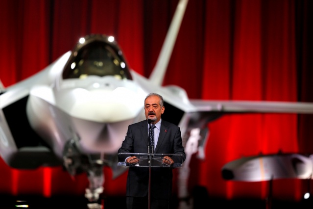 Türkiye'nin, program ortağı olduğu F-35 projesi kapsamındaki ilk uçağın teslimatı için Teksas Eyaleti’ndeki Fort Worth kentinde yer alan Lockheed Martin tesislerinde tören düzenlendi. Törende, Savunma Sanayii Müsteşar Yardımcısı Serdar Demirel konuşma yaptı.