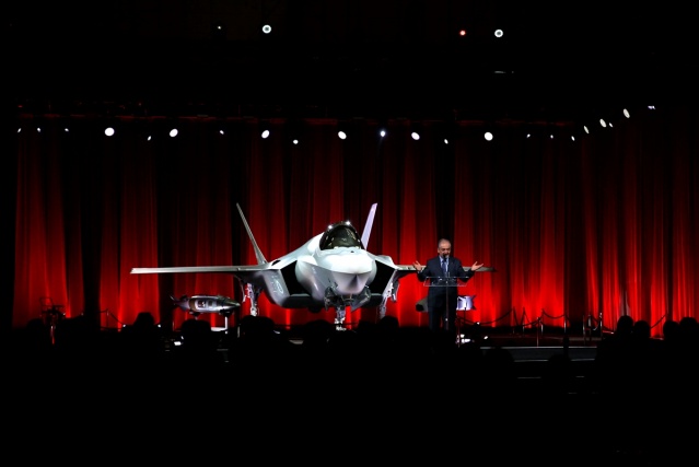 - "Küresel güvenliği artırmada belirleyici olacak"
Lockheed Martin Başkanı ve Üst Yöneticisi Marillyn Hewson da Türkiye Cumhuriyeti'ne ilk F-35 uçağını teslim etmekten onur duyduklarını belirtti.
Hewson, "Programa ortak ülkeler için bu uçağın gelişmiş yetenekleri ve teknolojileri gerçekten dönüştürücü olacak. Onlarca yıl boyunca F-35, dünya çapında küresel güvenliği artırmada belirleyici bir rol oynayacak." dedi.
Hızı, gizliliği, bekası, artan satılabilirliği, ezber bozan teknolojisiyle F-35'in çağın tehditlerine karşı güçlü bir duruş sergilediğini vurgulayan Hewson, NATO misyonu ve değerleri çerçevesinde Türkiye ile ilişkileri geliştirmeyi, dünyada ve bölgede barışa katkı sağlamayı umduklarını ifade etti.
