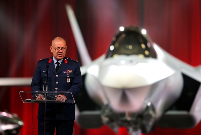 Türkiye'nin, program ortağı olduğu F-35 projesi kapsamındaki ilk uçağın teslimatı için Teksas Eyaleti’ndeki Fort Worth kentinde yer alan Lockheed Martin tesislerinde tören düzenlendi. Törende, Genelkurmay Plan Prensipler Başkanlığı Proje Geliştirme ve Kaynak Yönetimi Daire Başkanı Tümgeneral Reha Ufuk Er, konuşma yaptı.