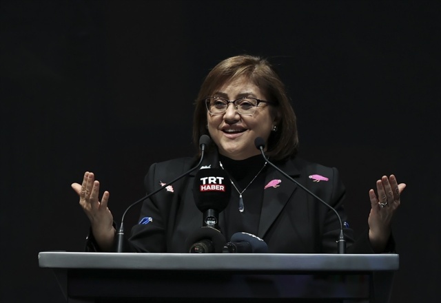 Gösteri öncesinde, Türkiye Belediyeler Birliği Başkanı Fatma Şahin konuşma yaptı.