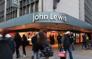 İngiliz perakende devi John Lewis 1500 kişiyi işten...