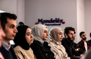 Bakan Varank, şekerleme üretilen tesiste gençlerle...