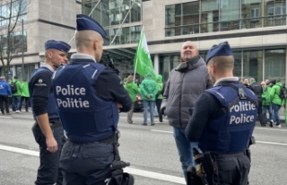 Belçika'da yüzlerce polis zam talebiyle eylem düzenledi