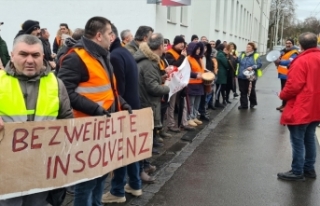 Solingen'de kapatılan fabrikanın işçileri...