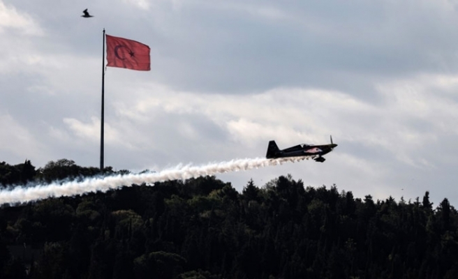 İtalyan pilotu Dario Costa, rekorunu Boğazı şovuyla kutladı