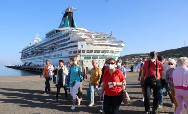 Çeşme'ye 3 yıl aranın ardından ilk kruvaziyer yanaştı