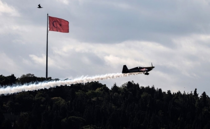 İtalyan pilotu Dario Costa, rekorunu Boğazı şovuyla kutladı