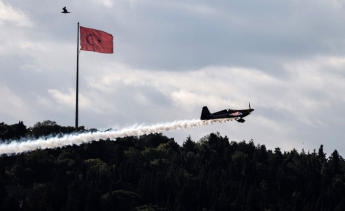 İtalyan pilotu Dario Costa, rekorunu Boğazı şovuyla kutladı